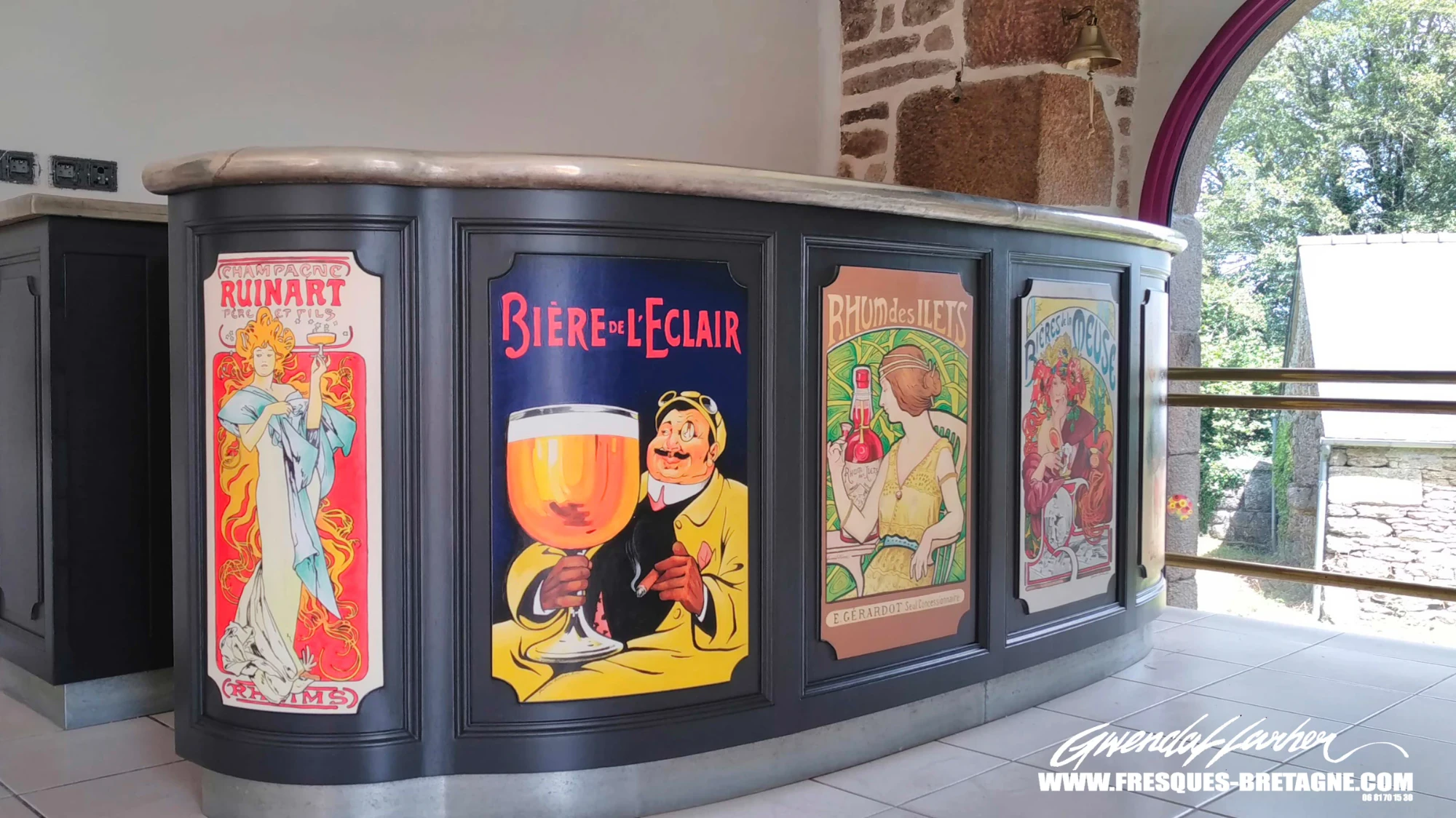 Comptoir de bar décoré de fausses affiches publicitaires vintage art nouveau peintes à la main, décoration de bar sur mesure